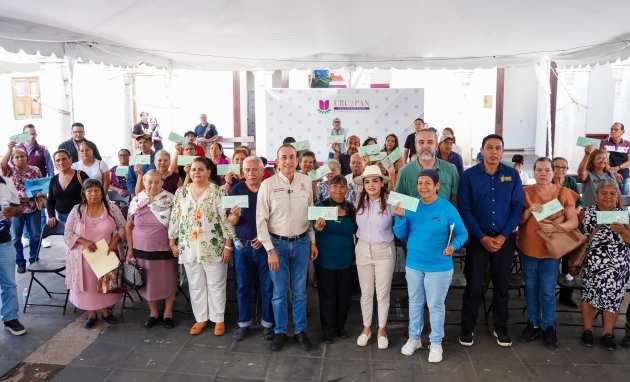 Semigrante entrega visas de Reencuentro Familiar y tarjetas de descuento en Uruapan 