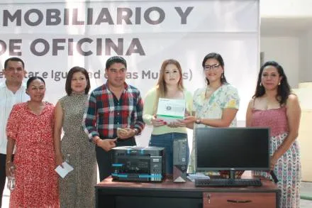 Entrega Seimujer mobiliario al Instituto de la Mujer de Huetamo 