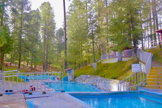Vive la experiencia de sumergirte en las aguas termales de Rancho Viejo en Michoacán 
