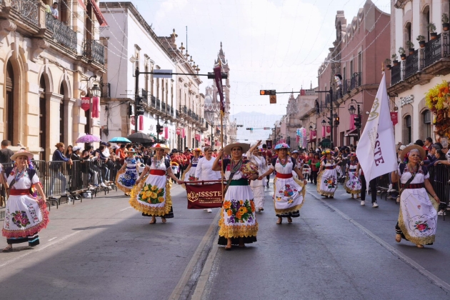 Sin contratiempos y en ambiente familiar se realizan desfiles por el 115 Aniversario de la Revolución Mexicana
