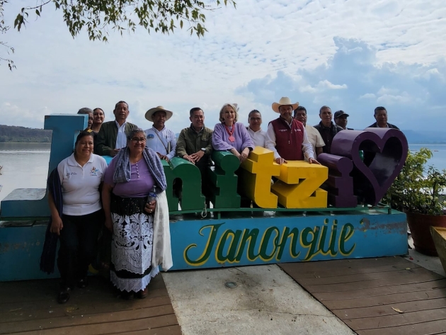 Julio Arreola y Gobierno de México arrancan en Janitzio el programa Rutas Mágicas de Color 