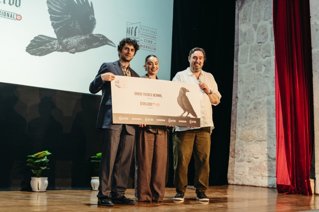 Darío Yazbek recibe el Premio Cuervo en el 23er Festival Internacional de Cine de Morelia 
