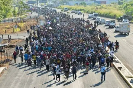 Nueva caravana migrante de al menos 3,000 personas avanza por Chiapas 
