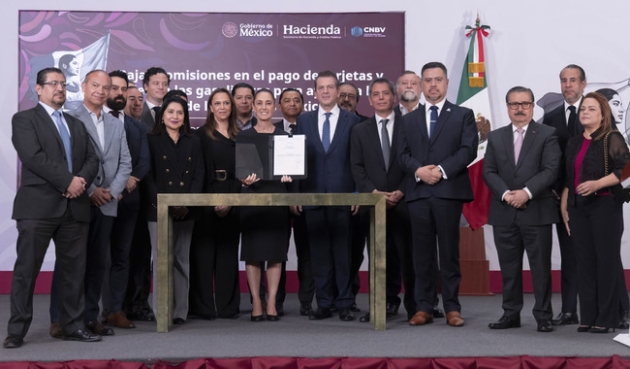 Claudia Sheinbaum firma acuerdo para reducir comisiones en pagos de Gasolina y Diésel con tarjetas y vales 